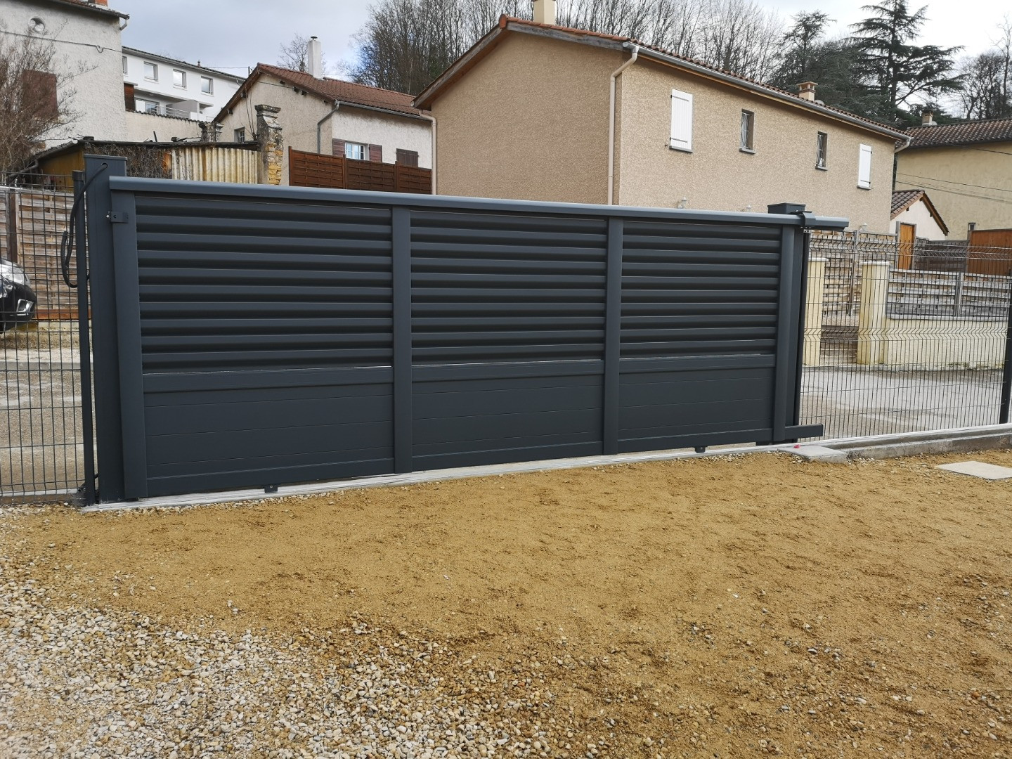 Portail coulissant et clôture en panneaux soudés à Jassans-Riottier