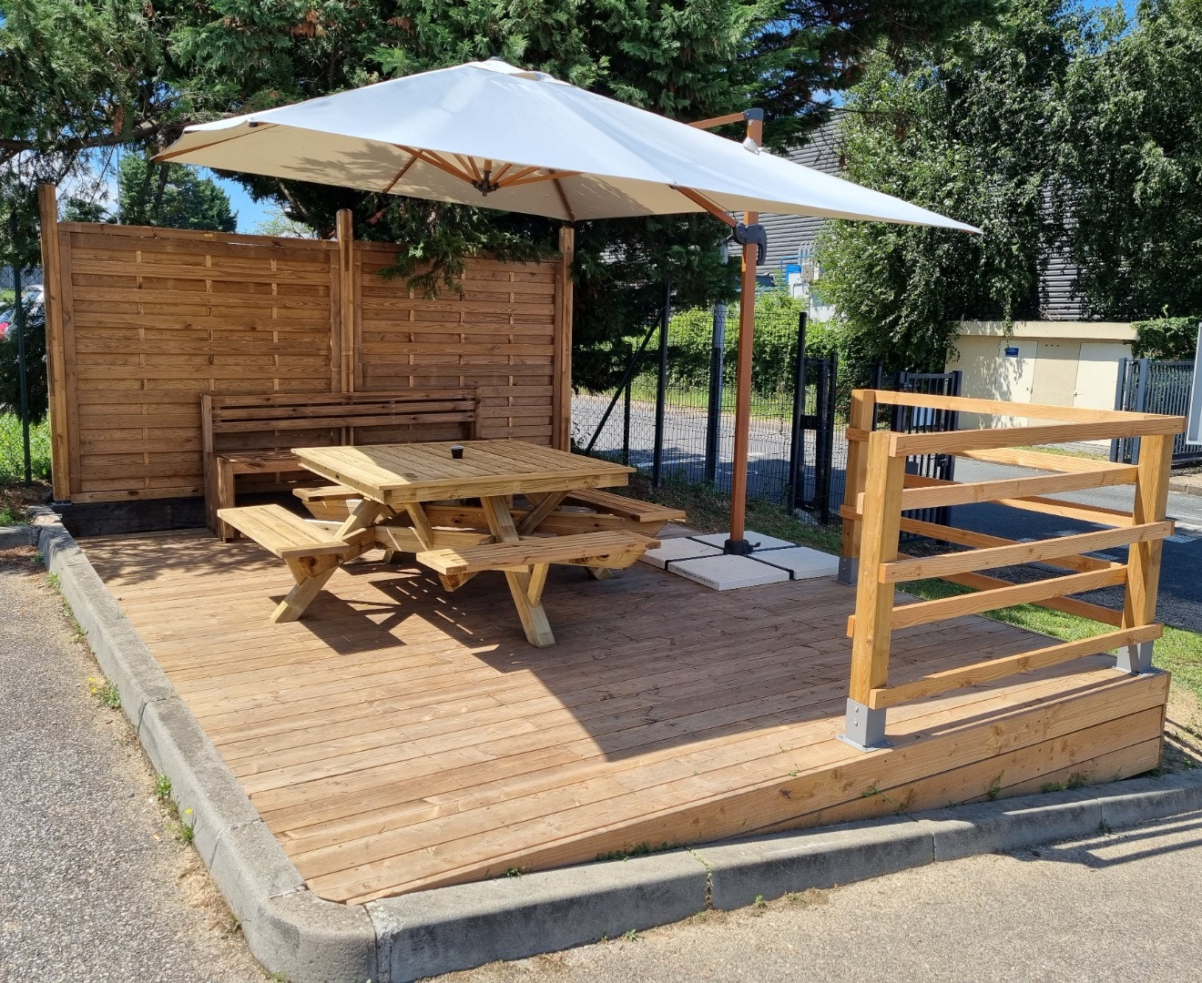 VERT AVENIR PAYSAGE a réalisé l'aménagement d'un espace pique-nique/détente dans un rectangle d'herbe à l'entrée d'une entreprise de Villefranche sur Saône :