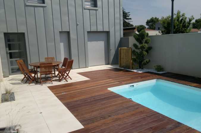 Terrasse en bois exotique et dallage à Villefranche-sur-Saône