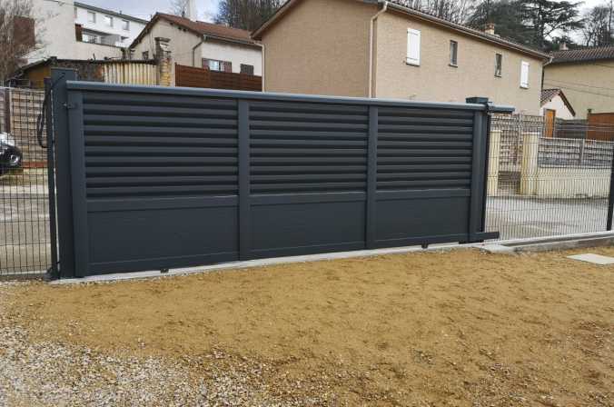 Portail coulissant et clôture en panneaux soudés à Jassans-Riottier