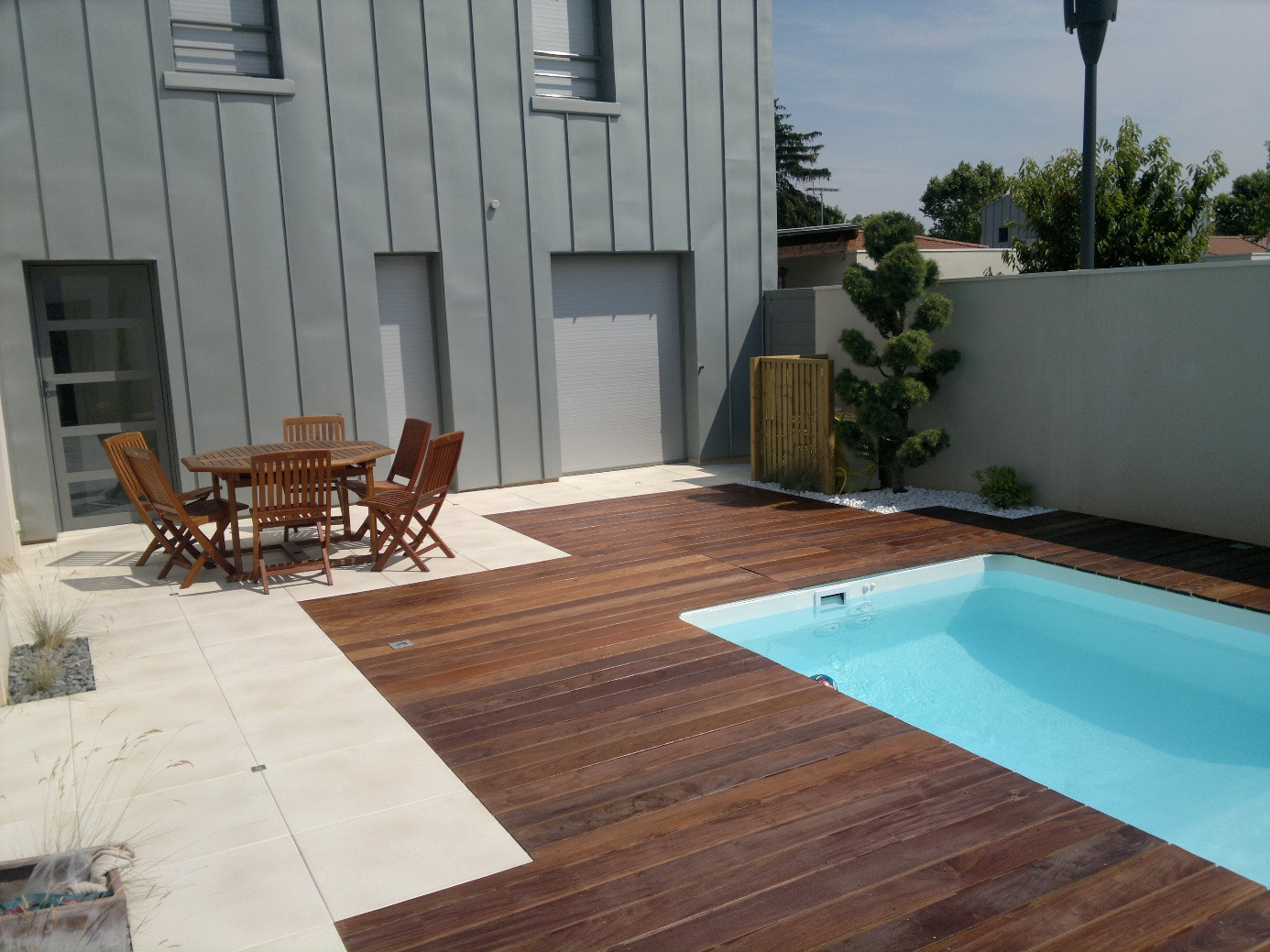 Terrasse en bois exotique et dallage à Villefranche-sur-Saône