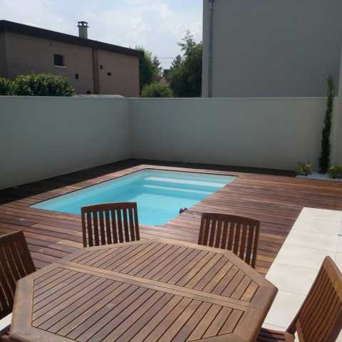 Terrasse en bois exotique et dallage à Villefranche-sur-Saône