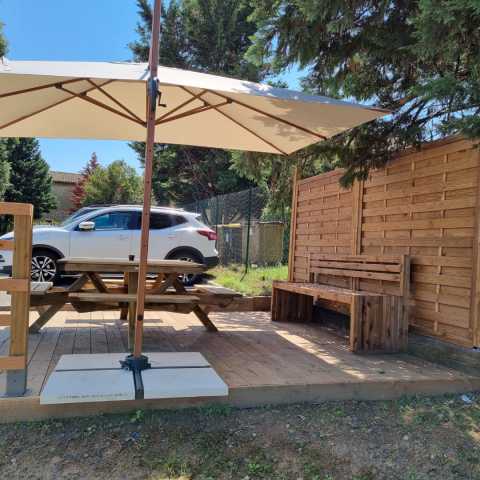 VERT AVENIR PAYSAGE a réalisé l&#039;aménagement d&#039;un espace pique-nique/détente dans un rectangle d&#039;herbe à l&#039;entrée d&#039;une entreprise de Villefranche sur Saône :