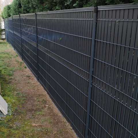 clôture rigide et lames PVC occultantes assorties