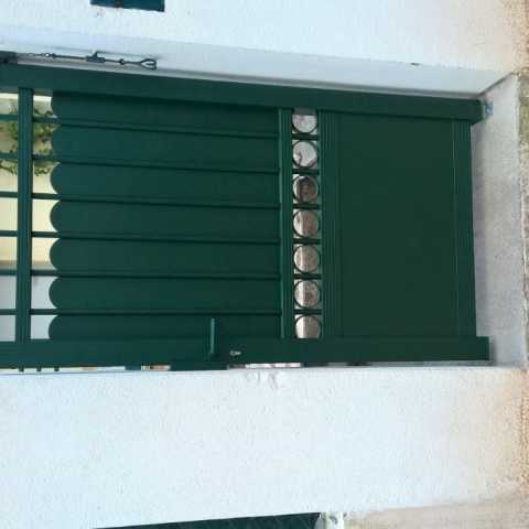 fourniture et pose d&#039;un portail coulissant et portillon en aluminium laqué à Gleizé