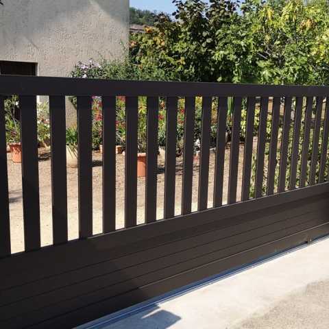 Portail coulissant aluminium et seuil à Odenas