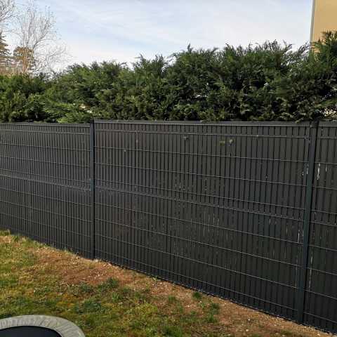 clôture rigide avec lamelles PVC occultantes