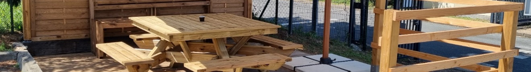 VERT AVENIR PAYSAGE a réalisé l'aménagement d'un espace pique-nique/détente dans un rectangle d'herbe à l'entrée d'une entreprise de Villefranche sur Saône :